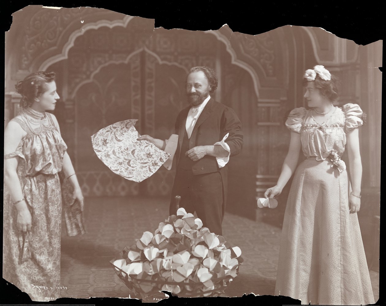 Professor De Kolta sul palco con due donne, 1902 da Byron Company