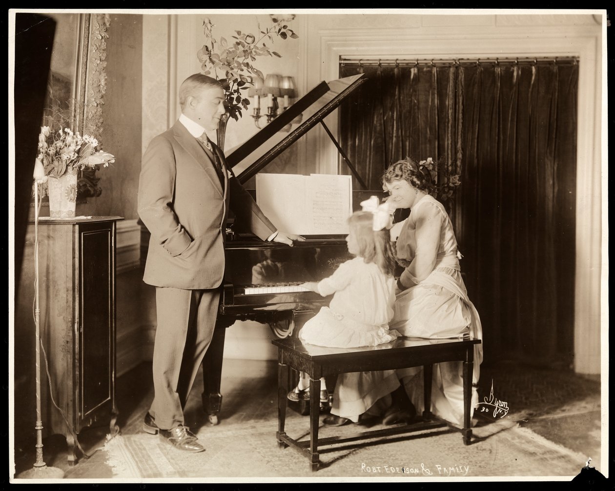 Robert Edeson, sua moglie e sua figlia al pianoforte, c.1915 da Byron Company