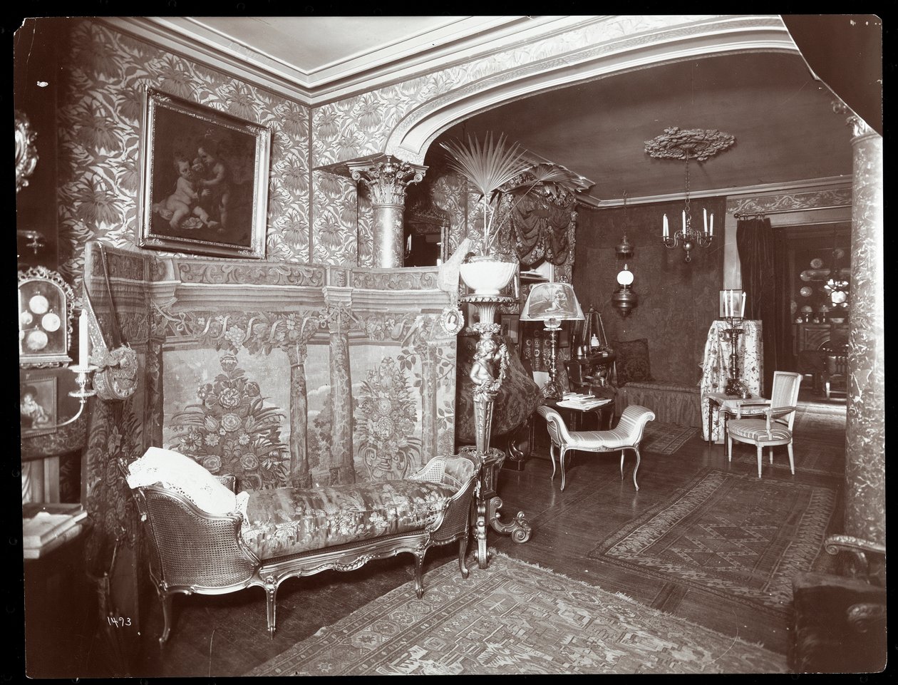 Salotto nella residenza di Elsie de Wolfe al 122 East 17th Street, New York, 1895 o 1896 da Byron Company