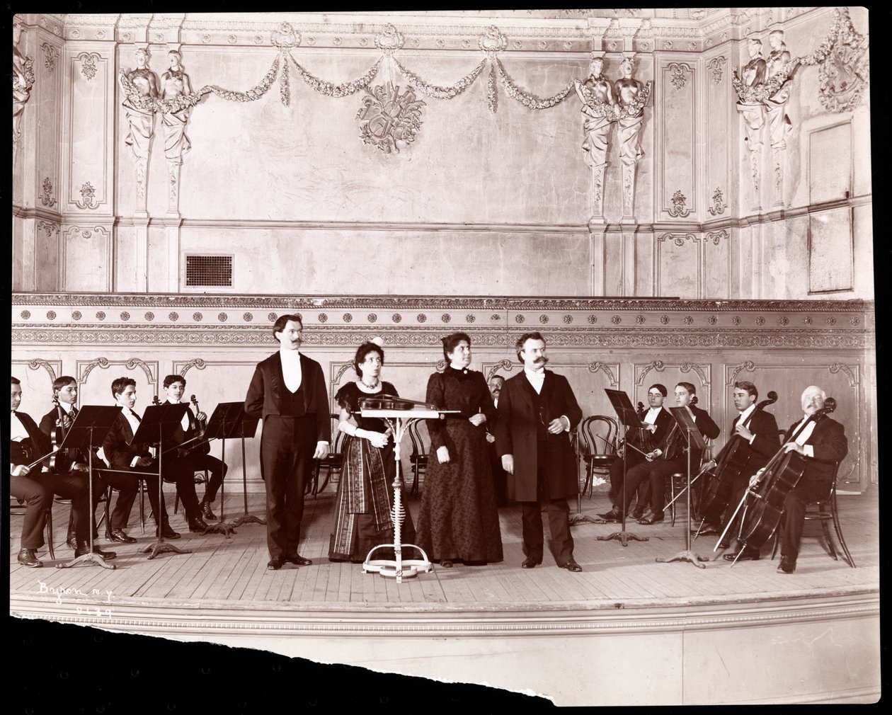 Sezione di archi dietro cantanti maschili e femminili, 1905 da Byron Company