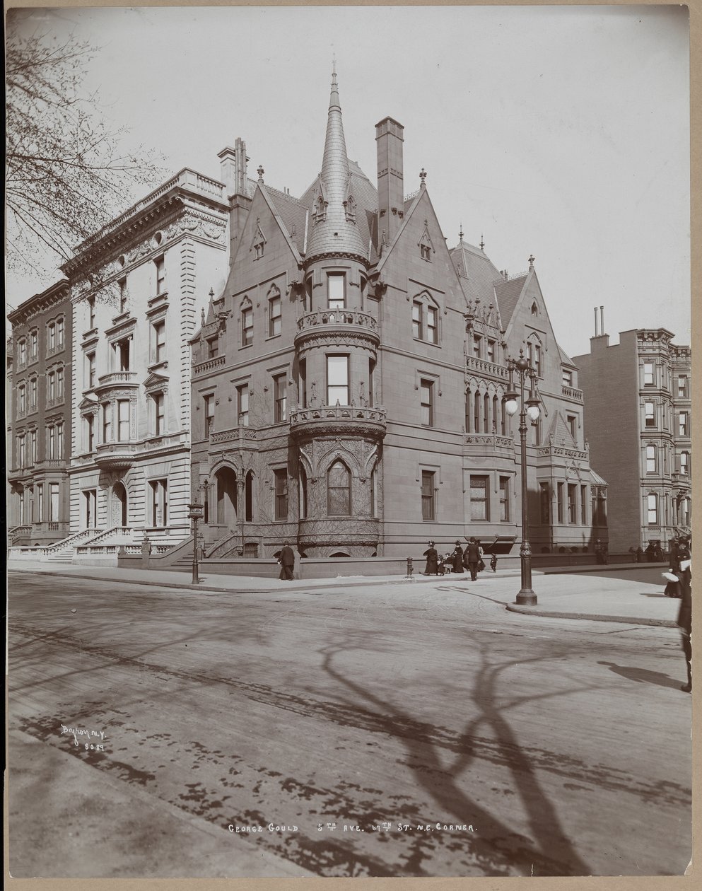 La residenza di George Jay Gould e le case vicine sulla 5th Avenue e 67th Street, New York, 1899 o 1900 da Byron Company