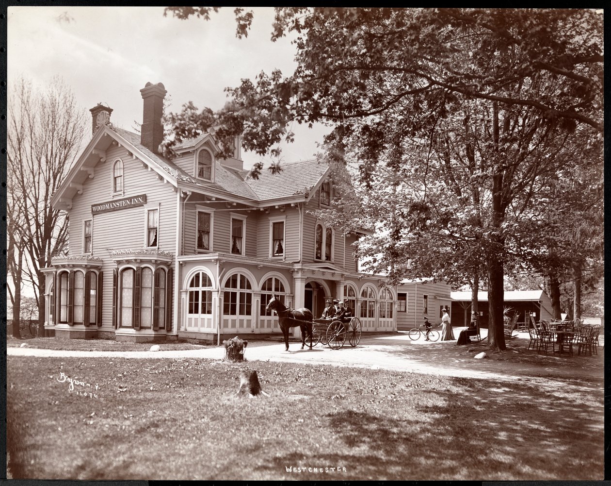 The Woodmasten Inn, Westchester, New York, 1901 da Byron Company