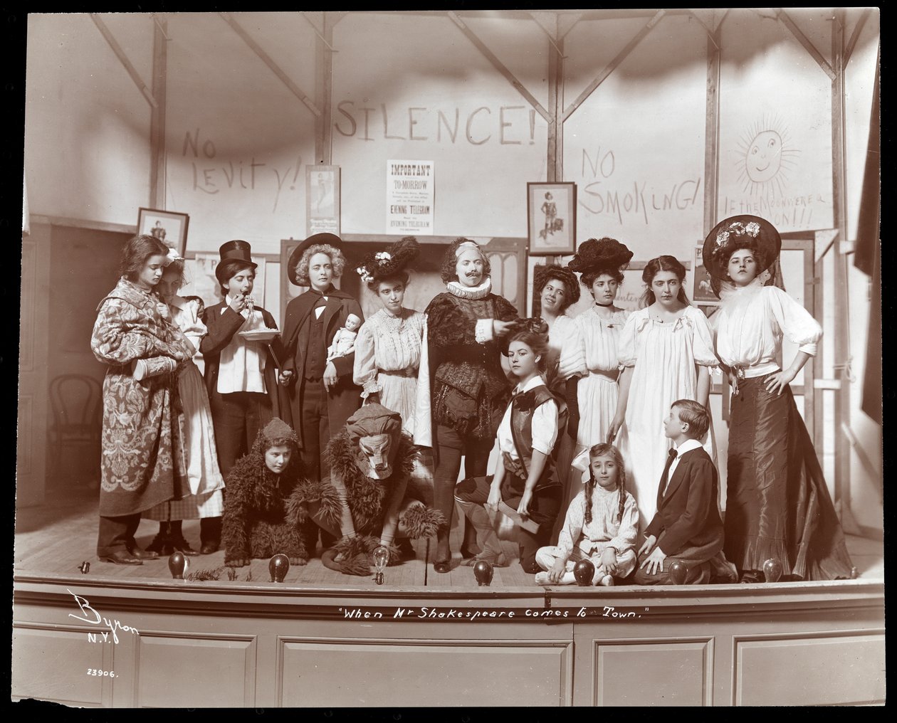Il cast di una produzione amatoriale di una commedia intitolata Quando il signor Shakespeare viene in città presentata al Barnard College, New York da Byron Company