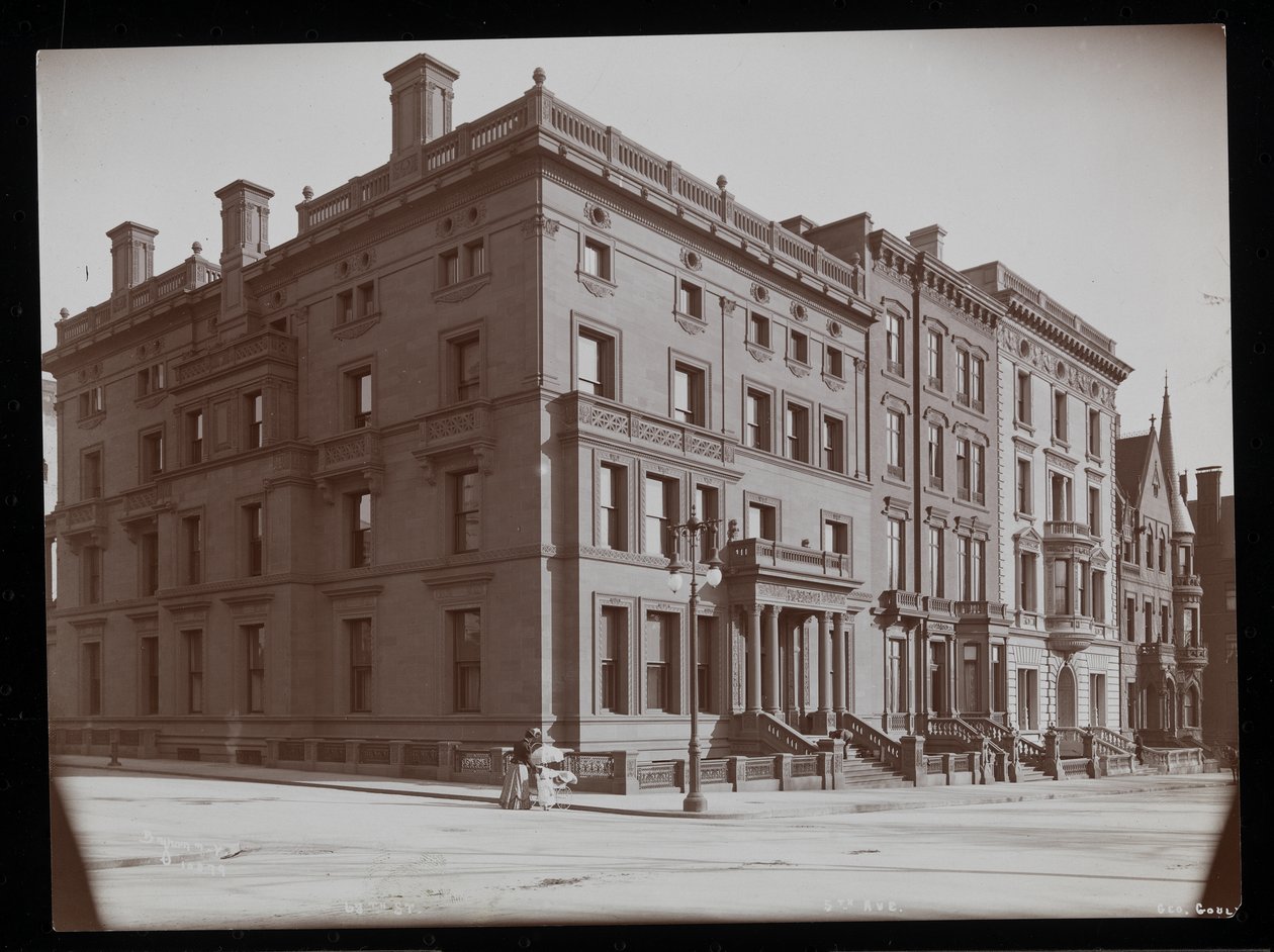Le case tra le strade 67th e 68th, inclusa la residenza di George Gould, New York, 1900-01 da Byron Company