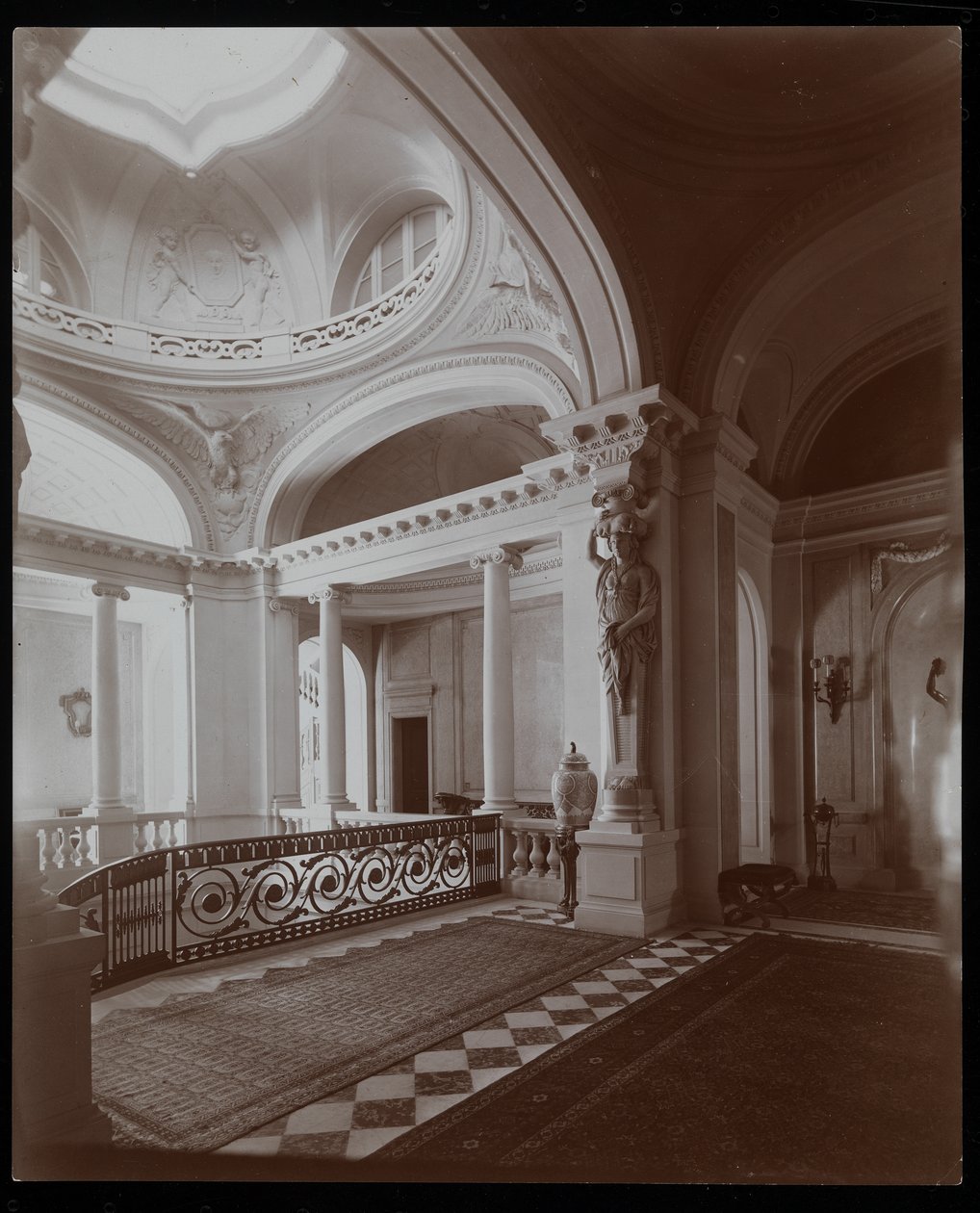 La scala superiore nella residenza della Contessa De Ganay, Parigi, c.1900 da Byron Company