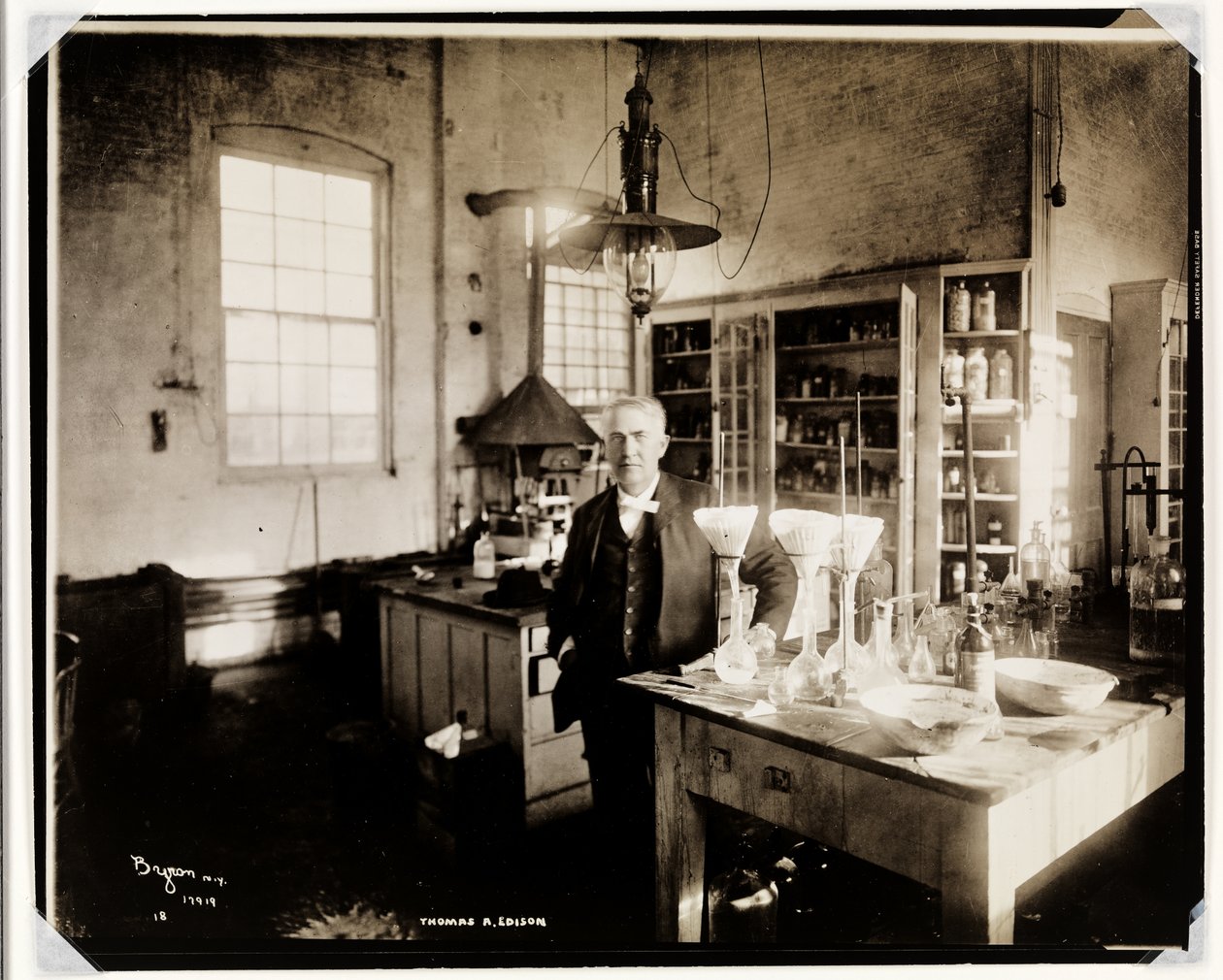 Thomas Edison nel suo laboratorio, 1920 da Byron Company