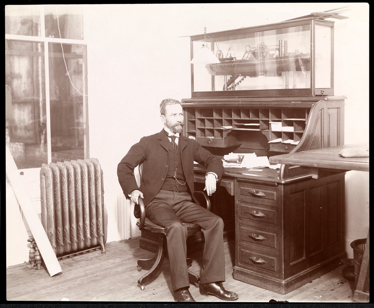 Vista di un uomo a una scrivania, presumibilmente parte della Commissione del Canale del Nicaragua, Nicaragua, 1902 da Byron Company