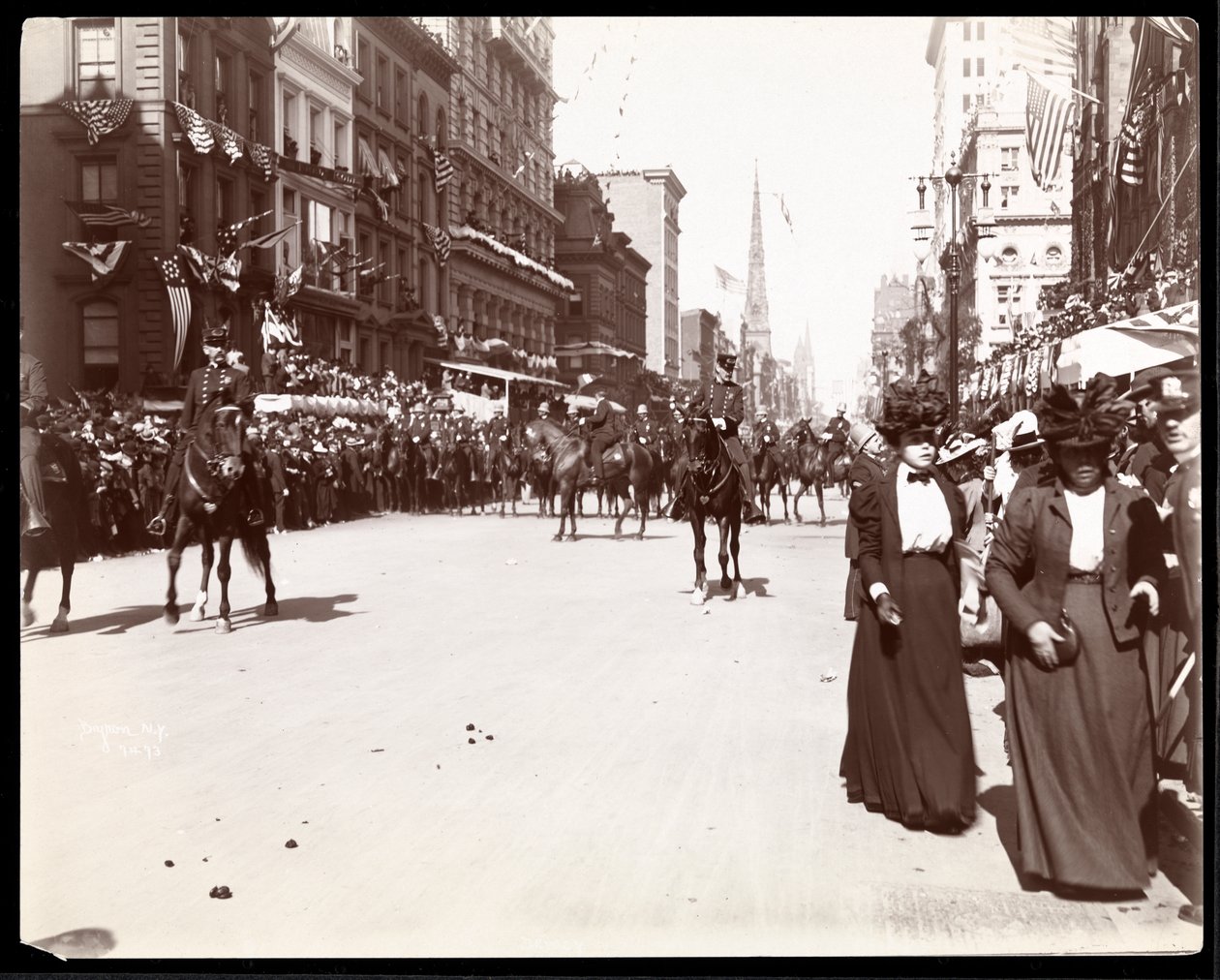 Vista di un gruppo militare montato nella parata di Dewey sulla Fifth Avenue, New York, 1899 da Byron Company