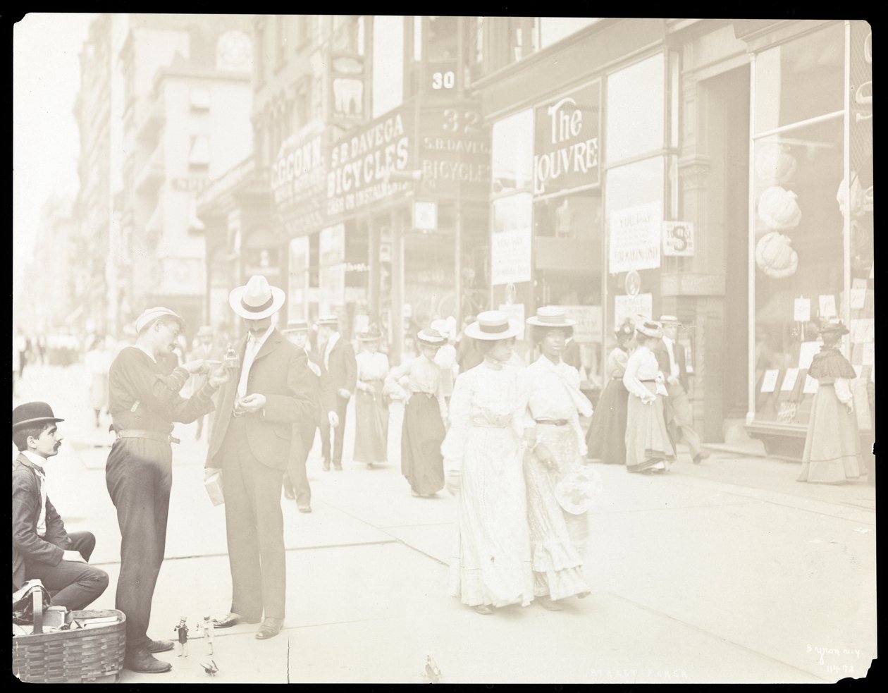 Veduta di venditori ambulanti che vendono giocattoli per strada, New York, 1902 da Byron Company