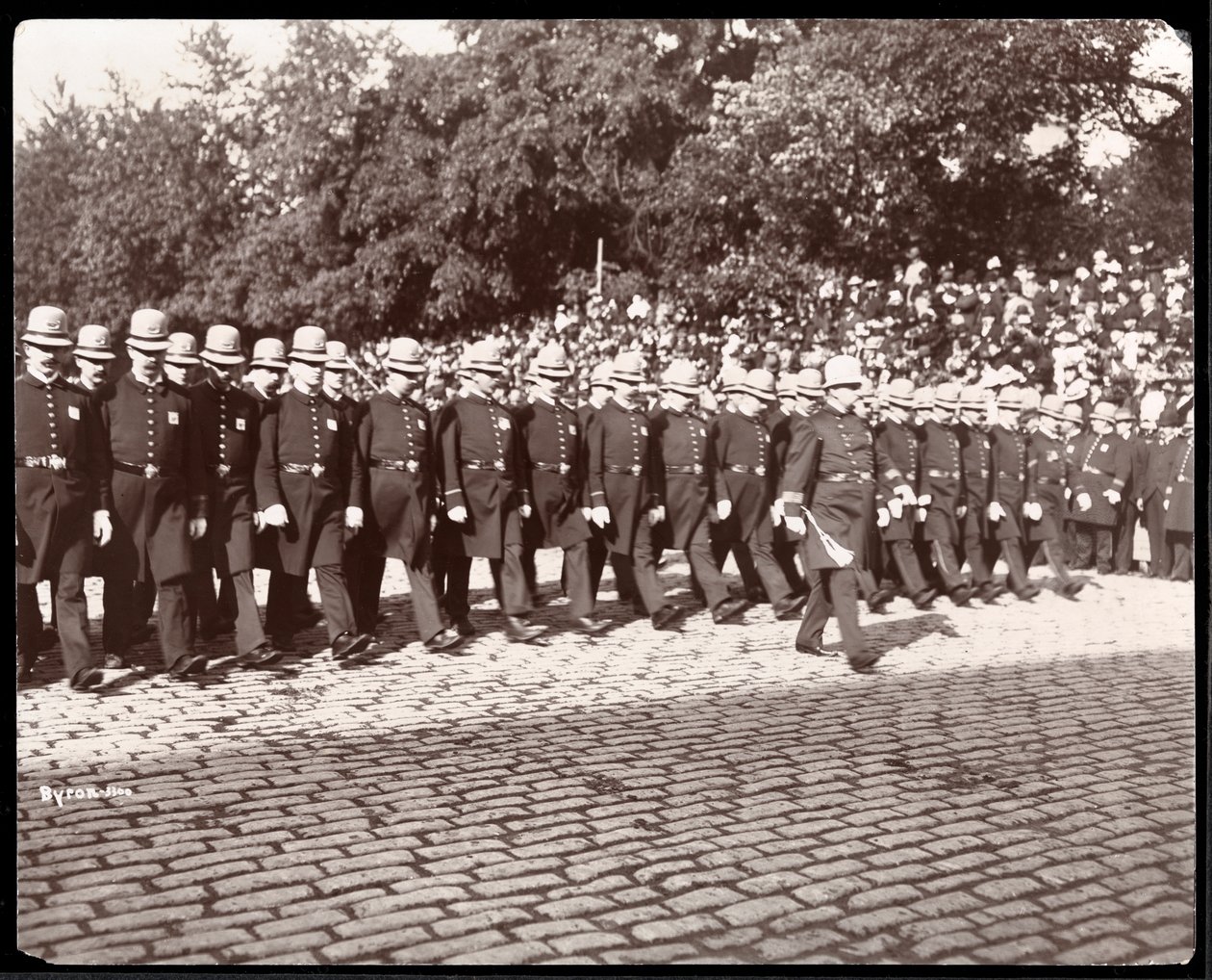 Vista della marcia della polizia in una parata della polizia di New York, New York, 1898 da Byron Company