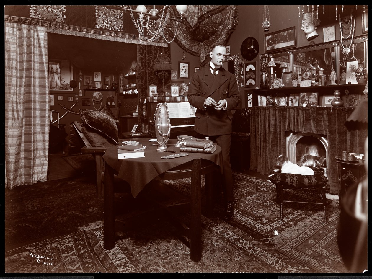Will R. Barnes in piedi a un tavolo nel suo studio, 1903 da Byron Company