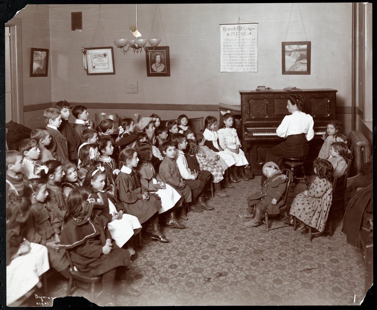 Donne e bambini in una stanza con fiori alla National Fruit e Flower Guild, 247 Spring Street, New York, 1906 da Byron Company