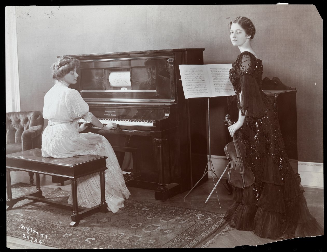 Donne che suonano un pianoforte automatico e un violino, New York, 1907 da Byron Company