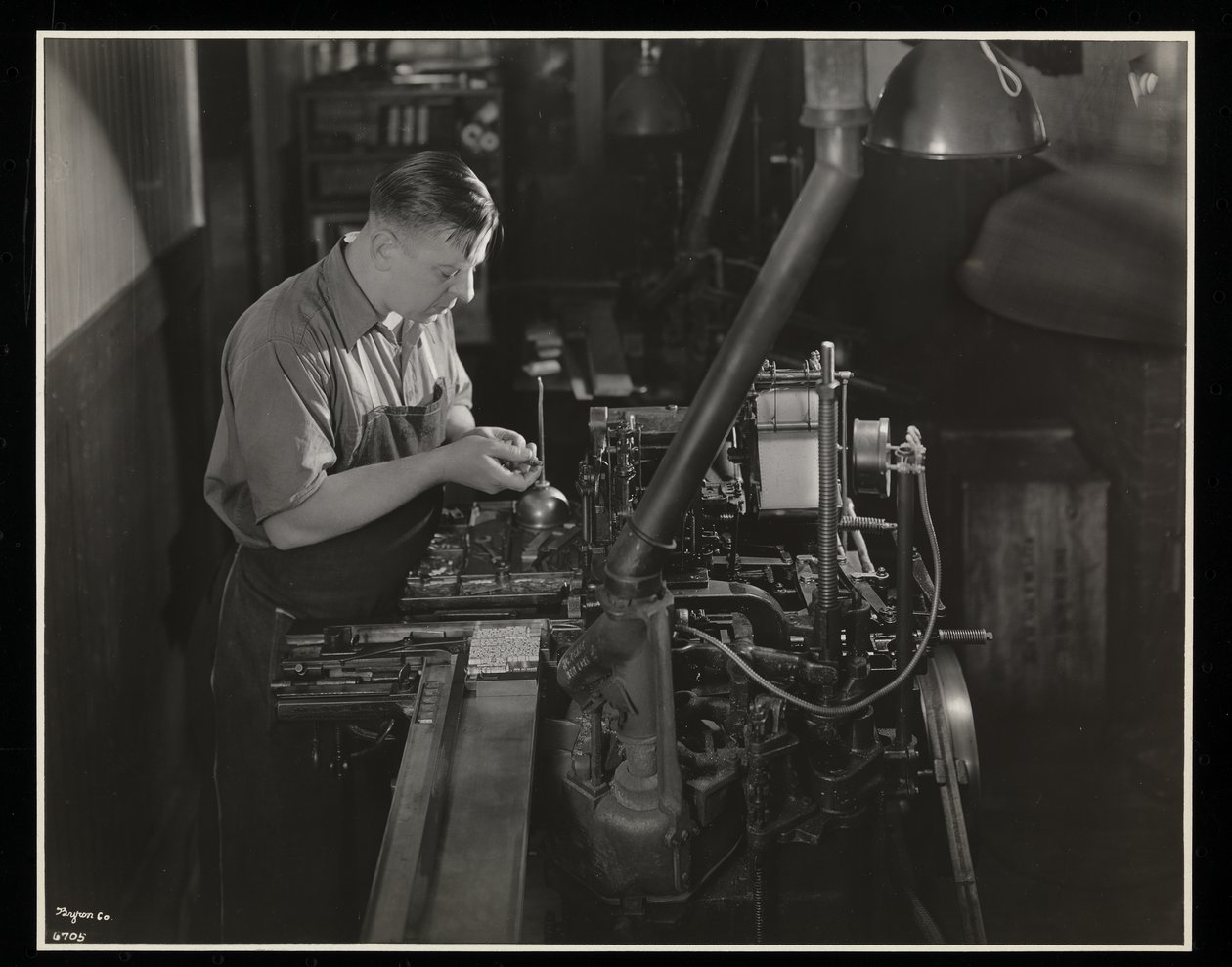 Lavorando su una macchina monotipo presso Unz e Co., 24 Beaver Street, New York, 1932 da Byron Company