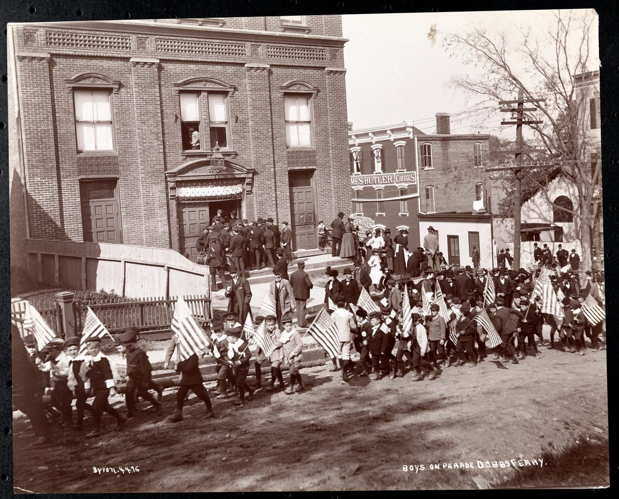 Ragazzi con bandiere che marciano in una parata a Dobbs Ferry, New York da Byron Company