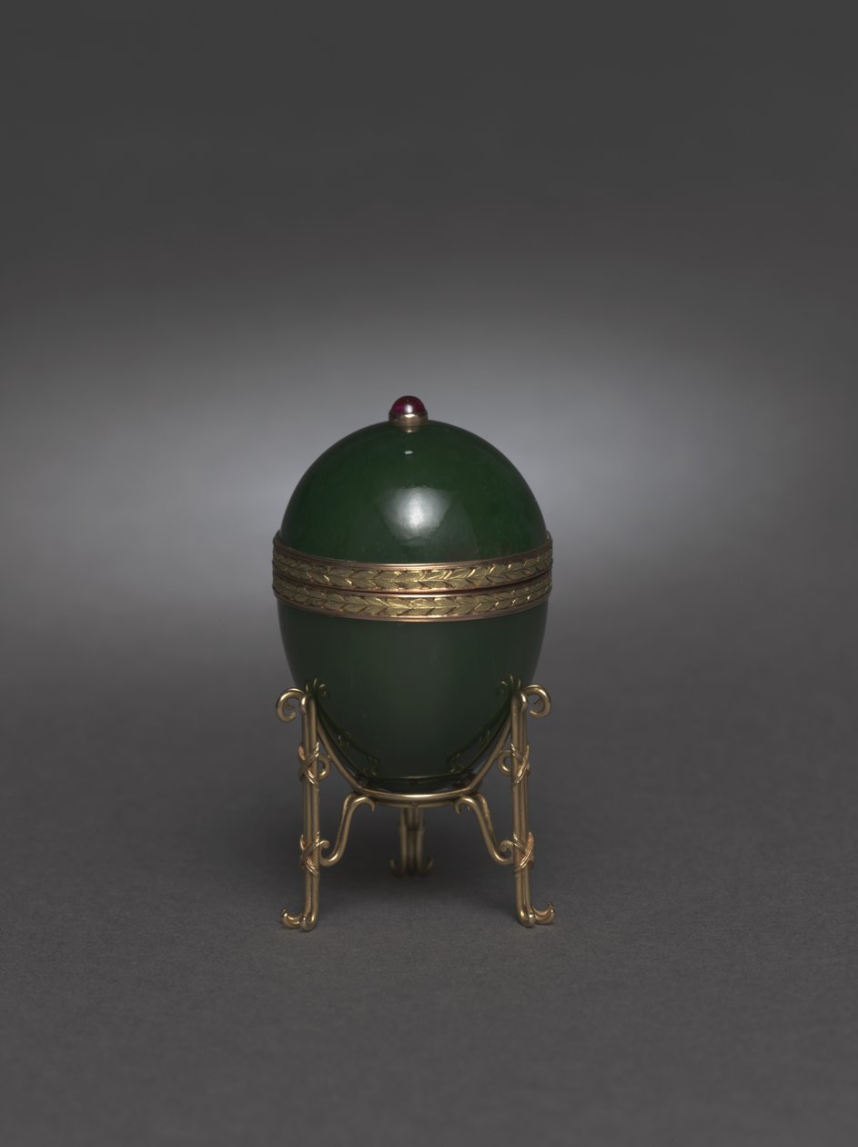Uovo di giada con supporto da Carl Fabergé