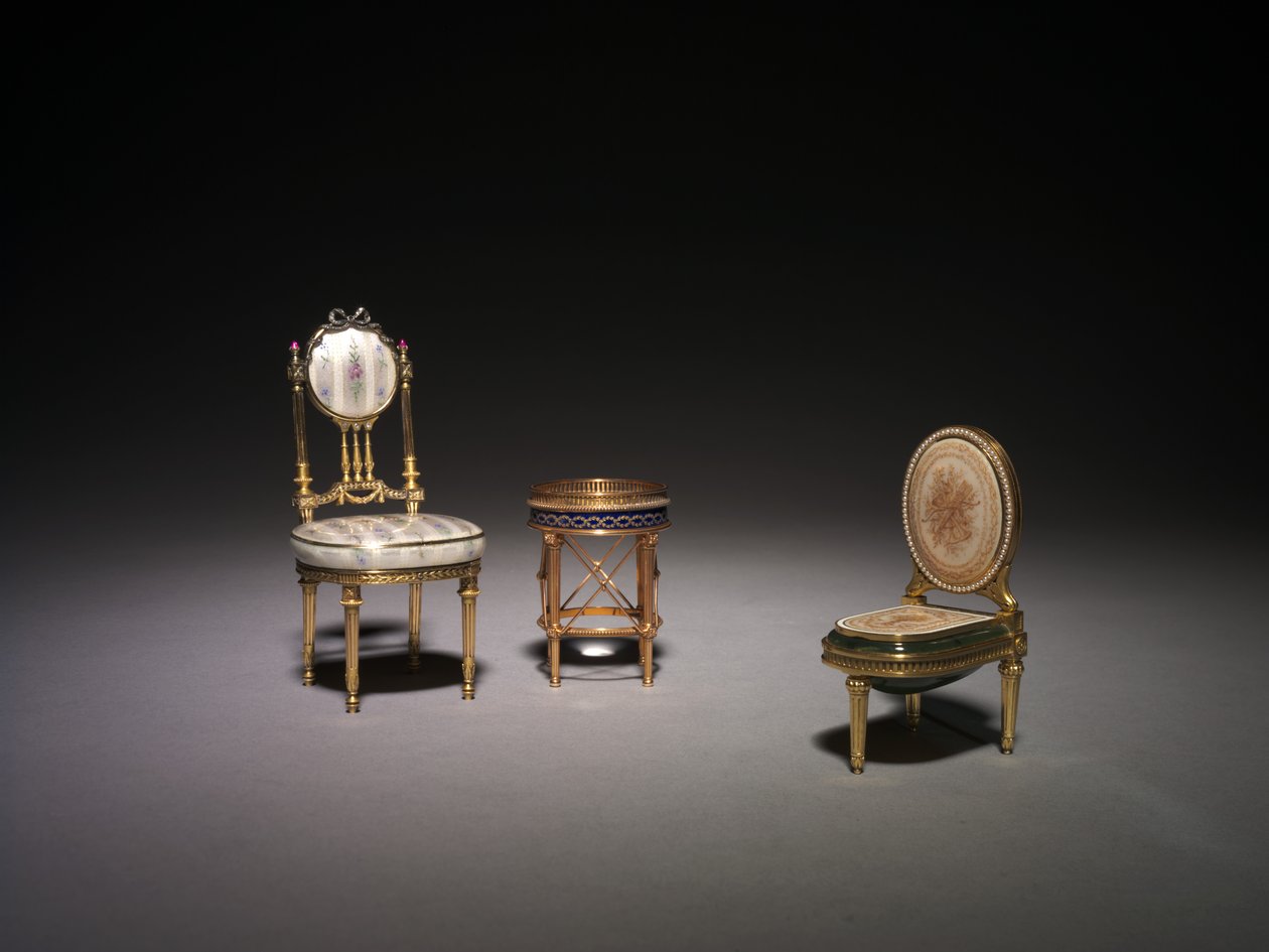 Sedia in miniatura, bussola e bidet in miniatura da Carl Fabergé