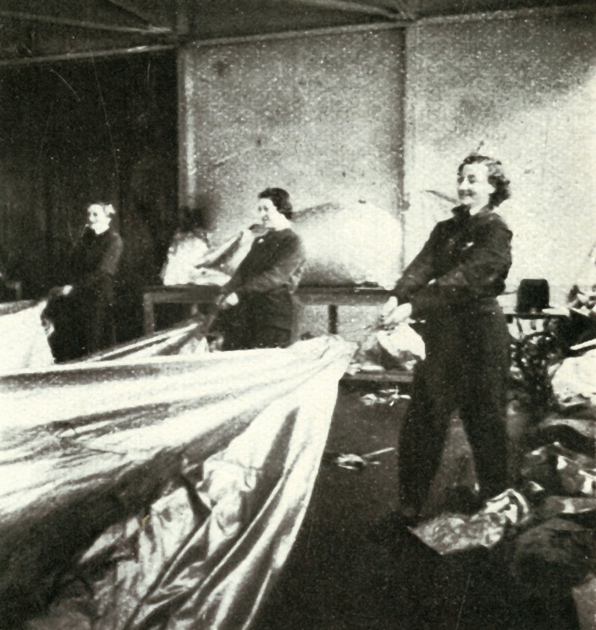 Riparazione dei palloni di sbarramento da Cecil Beaton