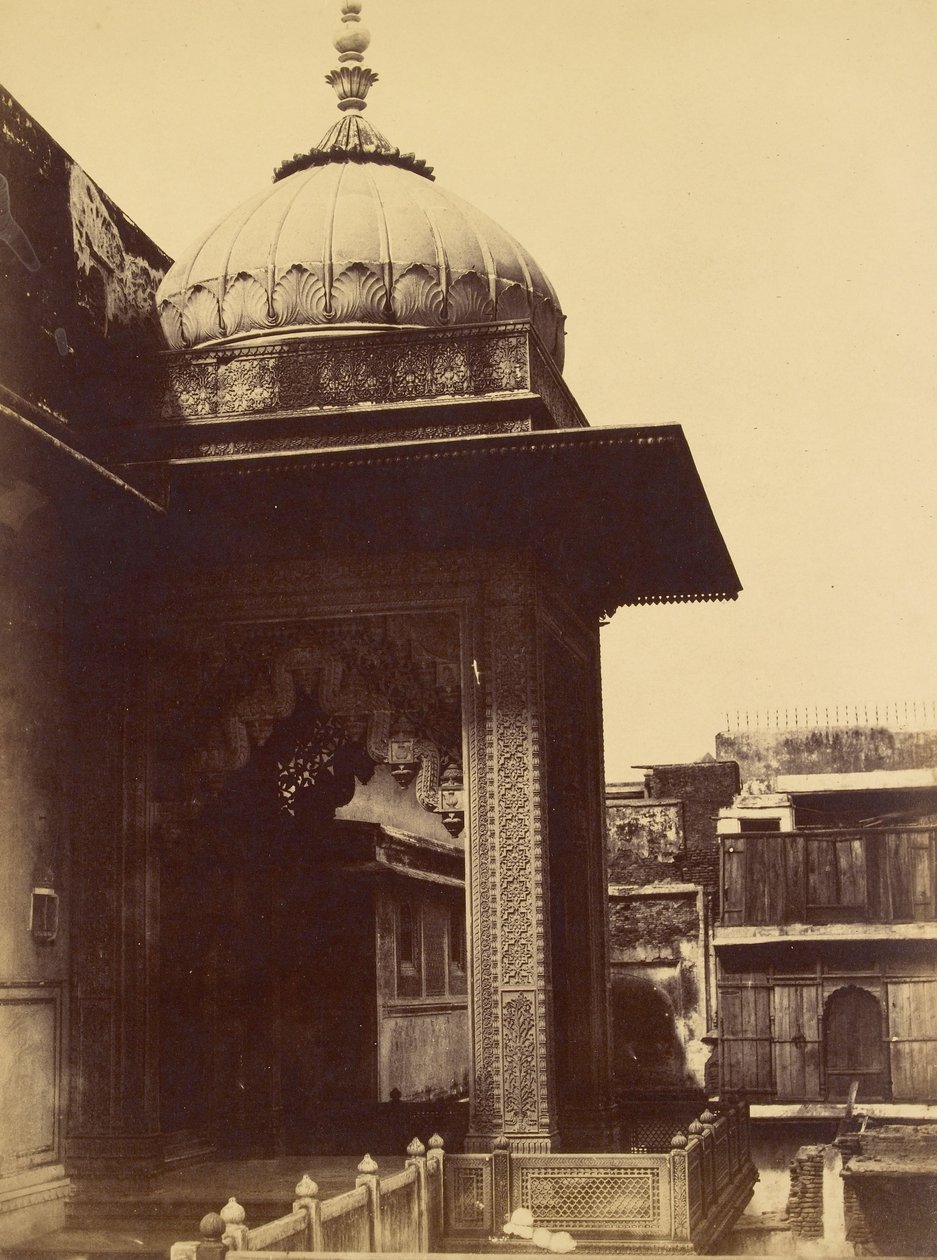 Edificio non identificato con balcone, Delhi da Charles Moravia