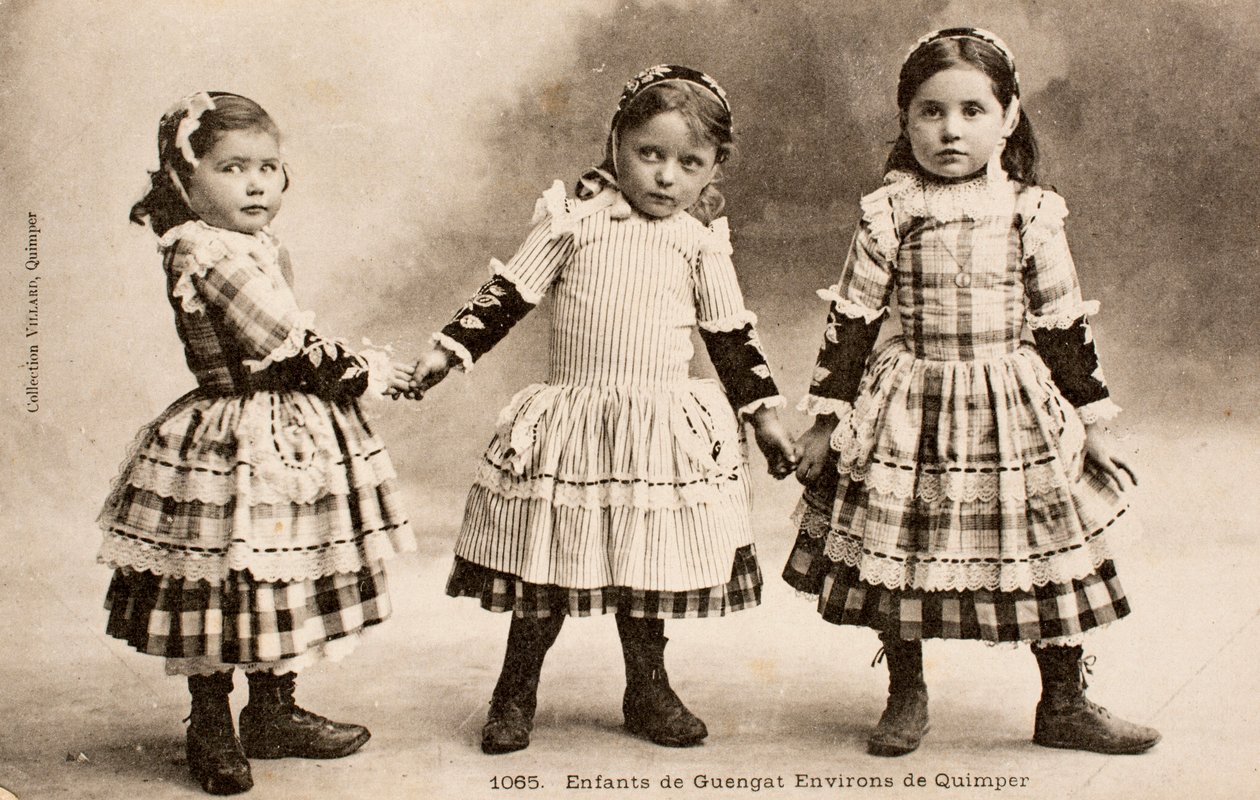 Vecchia cartolina, Bambini di Guengat, Finistere, Bretagna, Francia da Augustus Kollner