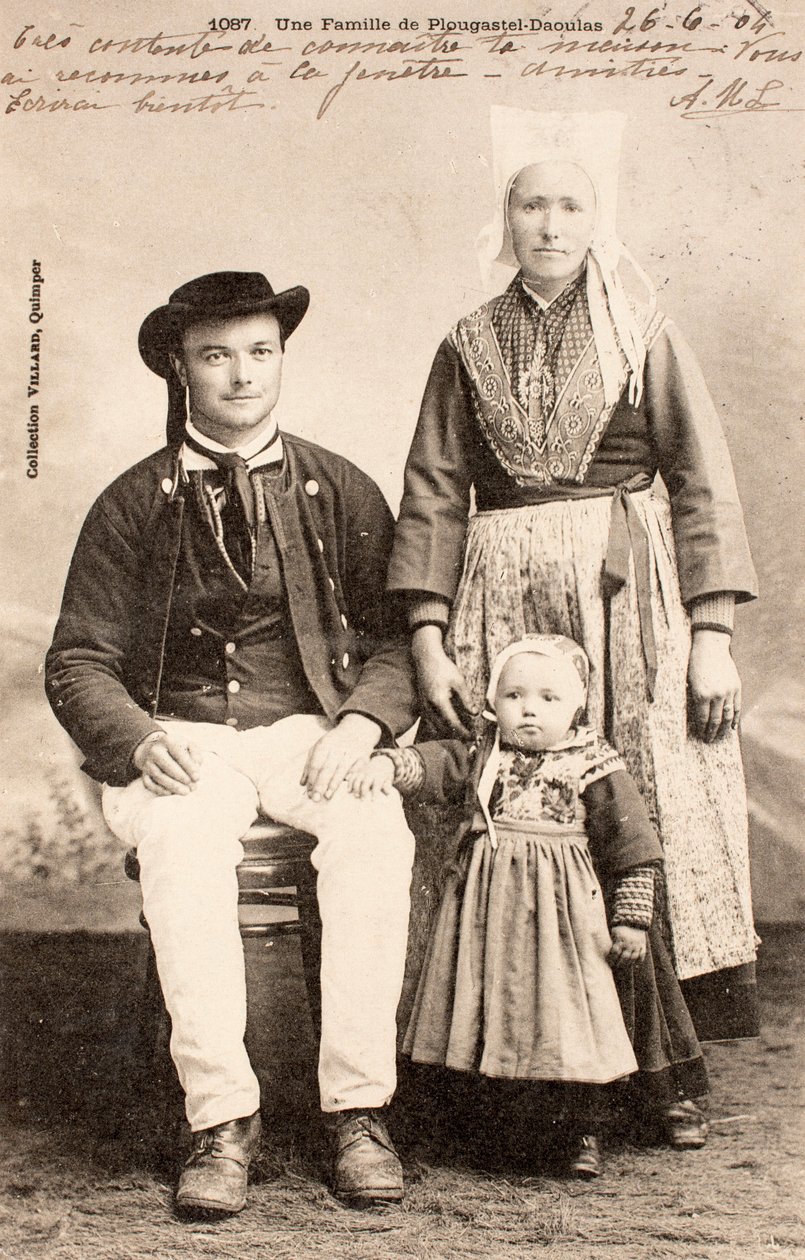Vecchia cartolina, Famiglia di Plougastel Daoulas, Bretagna, Francia da Augustus Kollner
