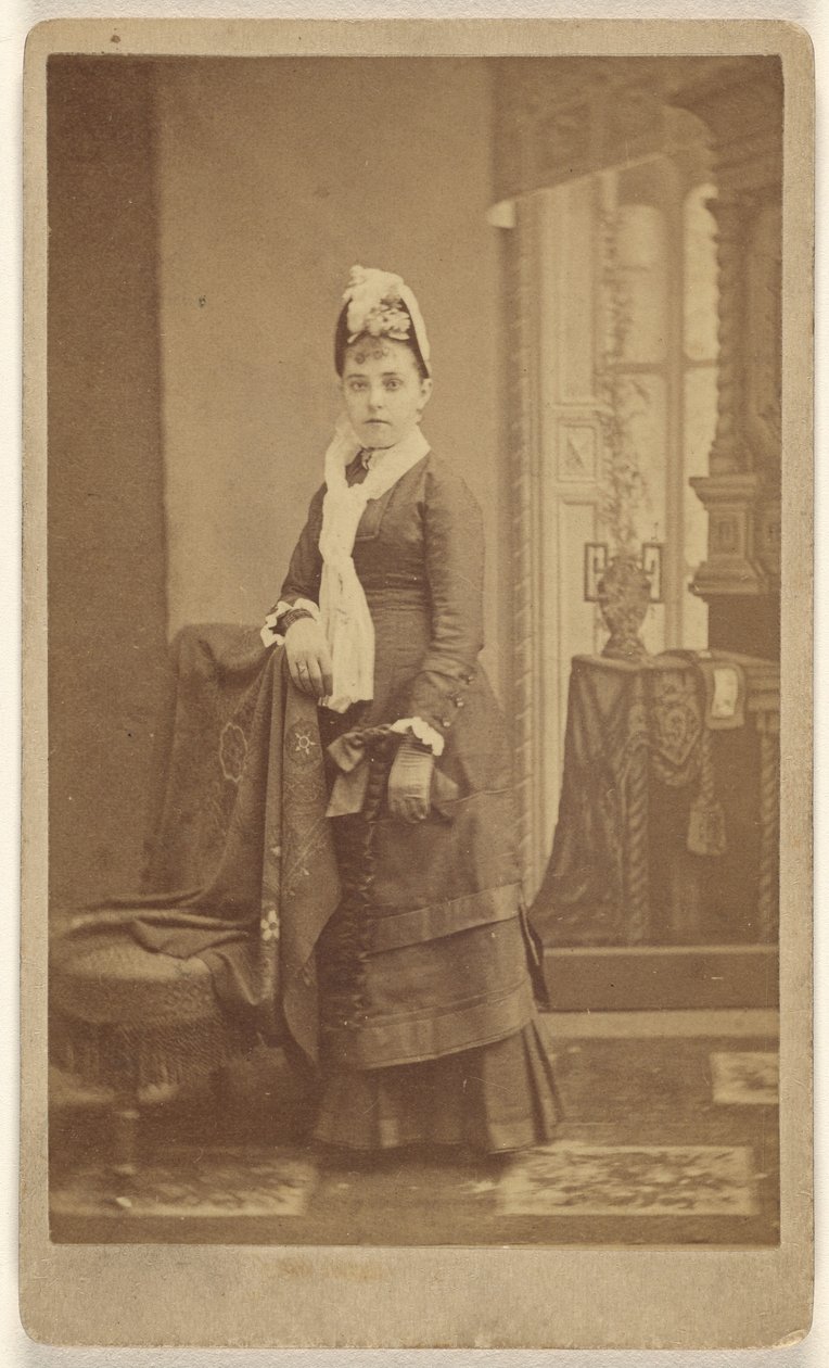 [Giovane donna non identificata, in piedi] da Charles Waldack
