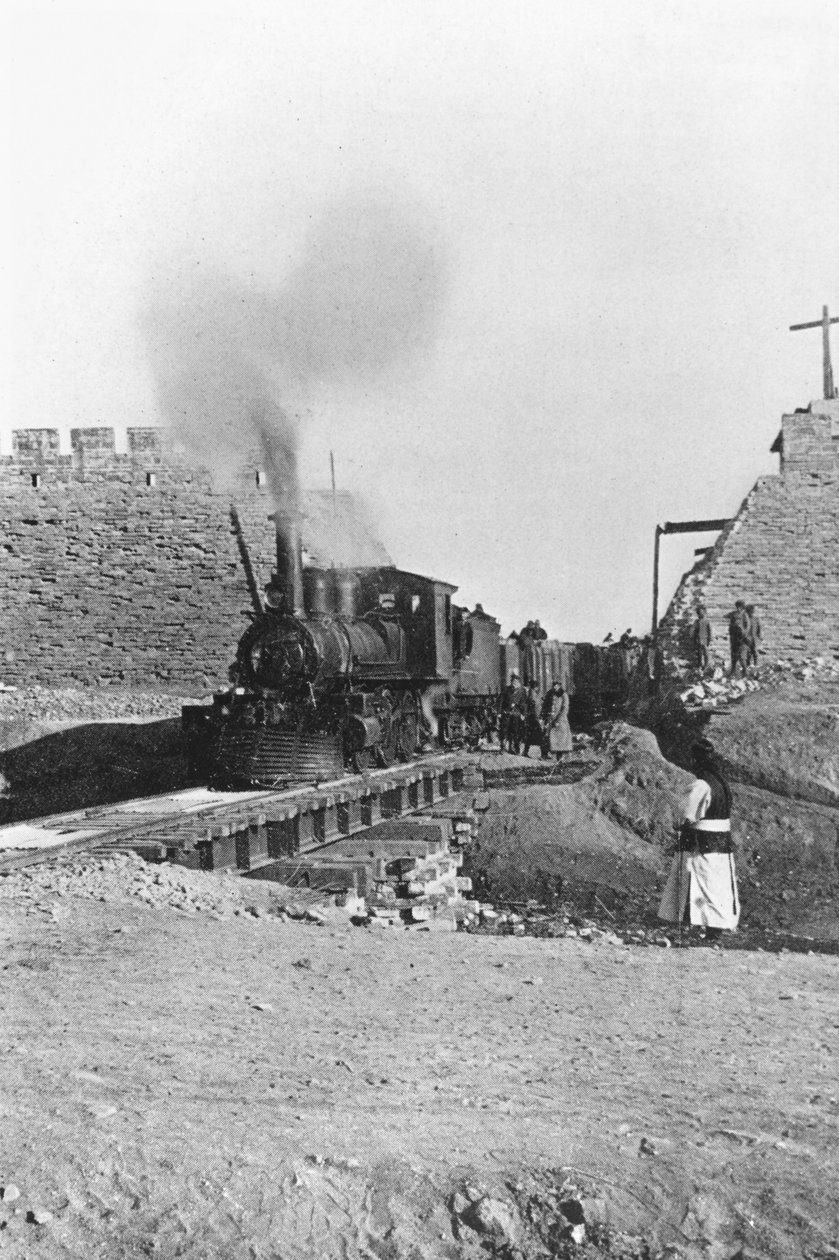 Il primo treno che attraversa il muro di Pechino, Cina, c.1900 da Chinese Photographer