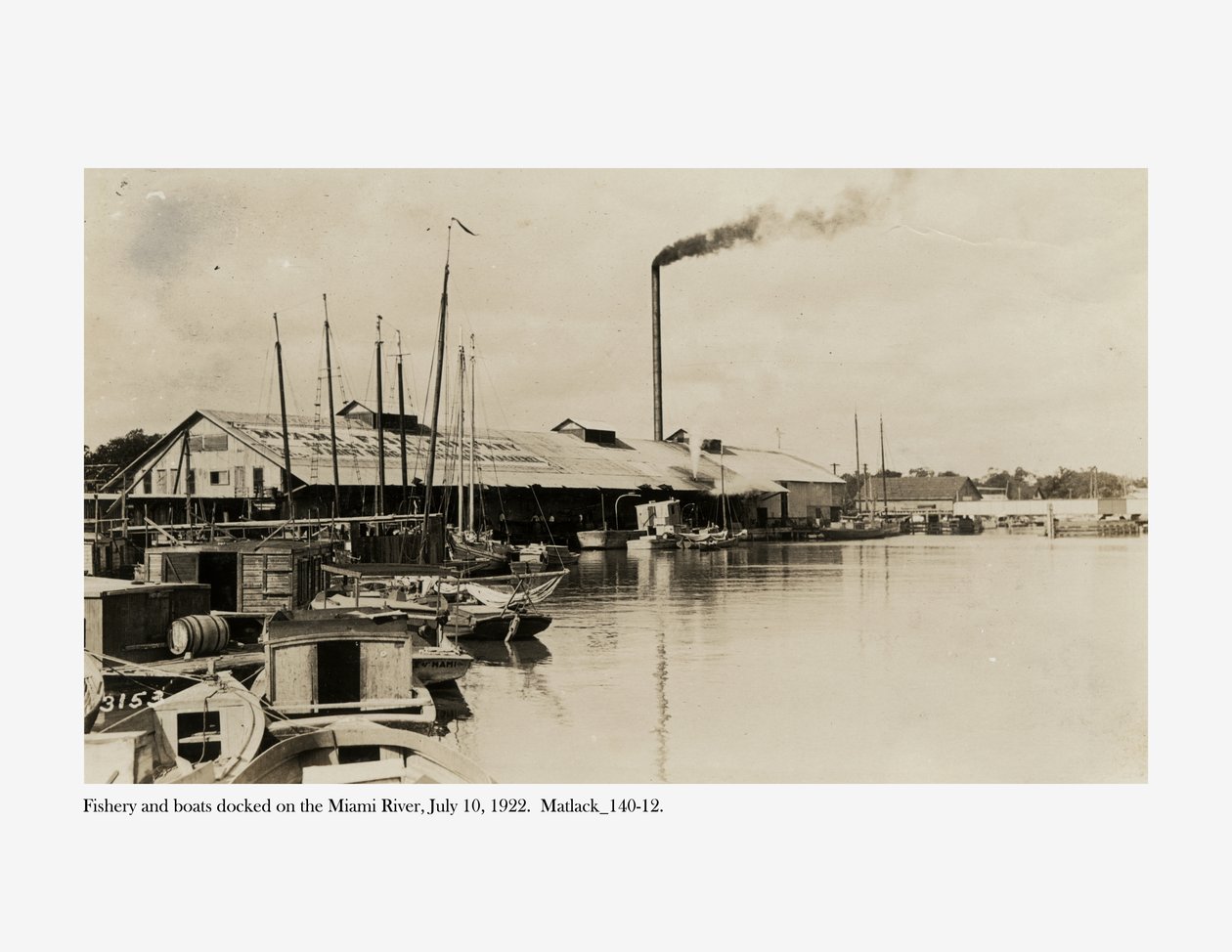 Pescherie e barche attraccate sul fiume Miami, 10 luglio 1922 da Claude C. Matlack