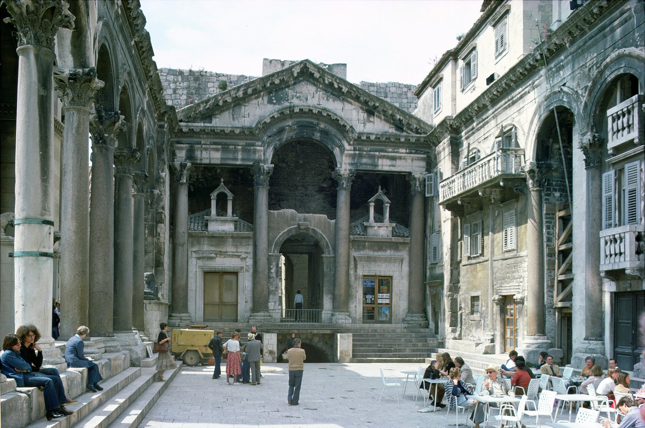 Il Peristilio al Palazzo di Diocleziano, c.300 d.C. da Croatian School