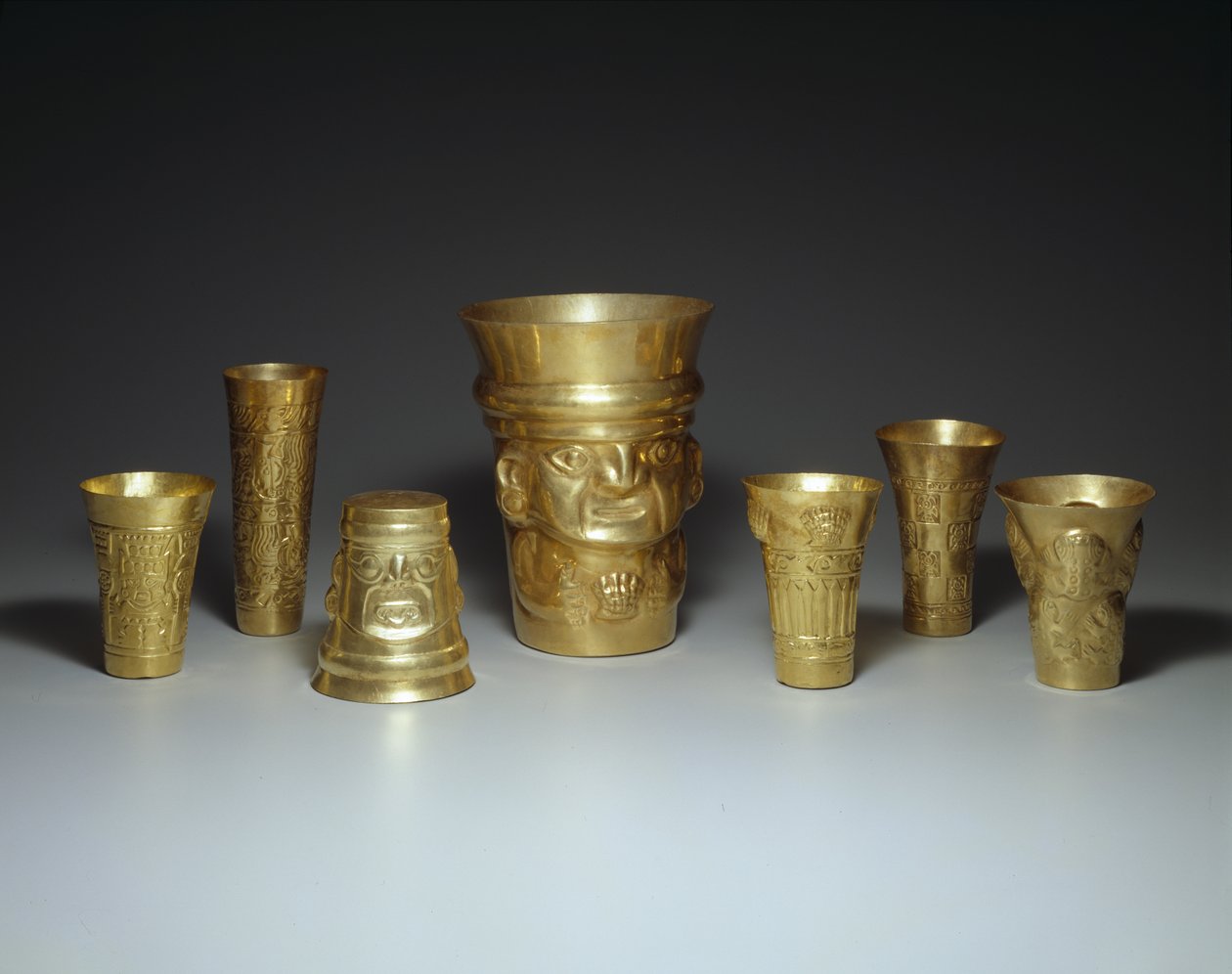 Bicchieri, 900-1100 (oro) da Culture Sicán