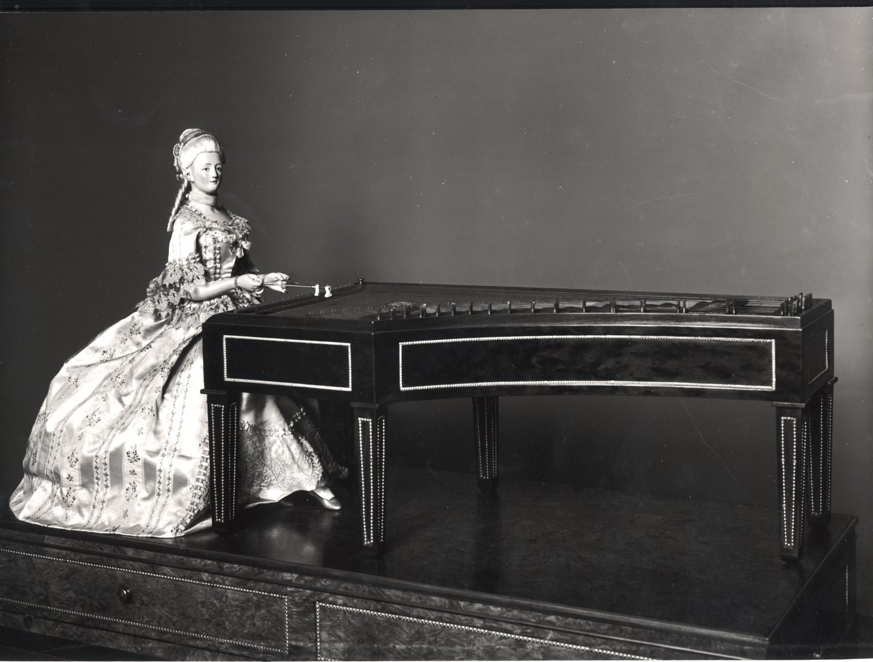 Suonatore di dulcimer (dettaglio) da David Roentgen