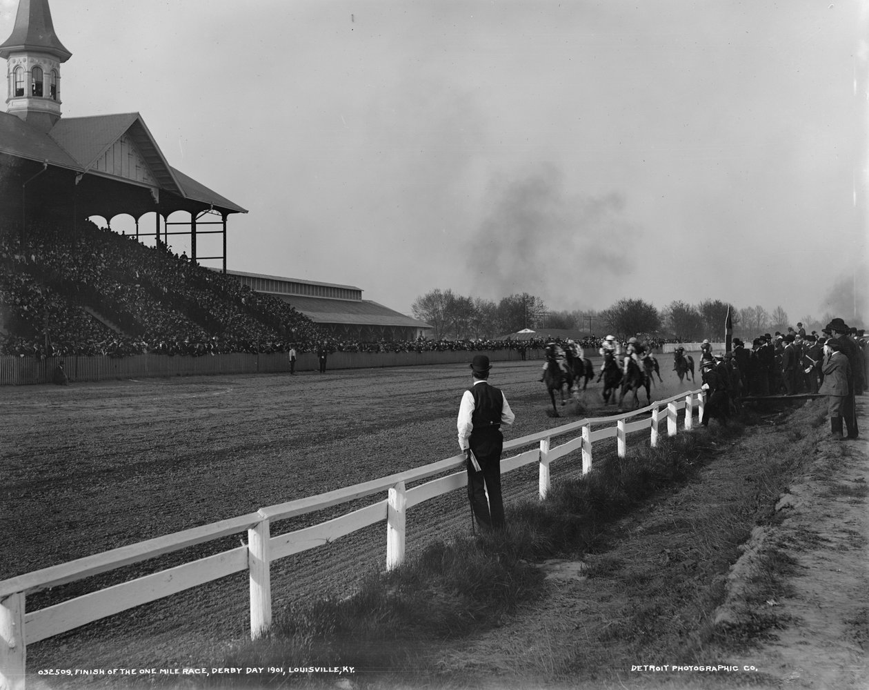 Arrivo della corsa di un miglio, Derby Day 1901, Louisville, Kentucky, 1901 da Detroit Publishing Co.