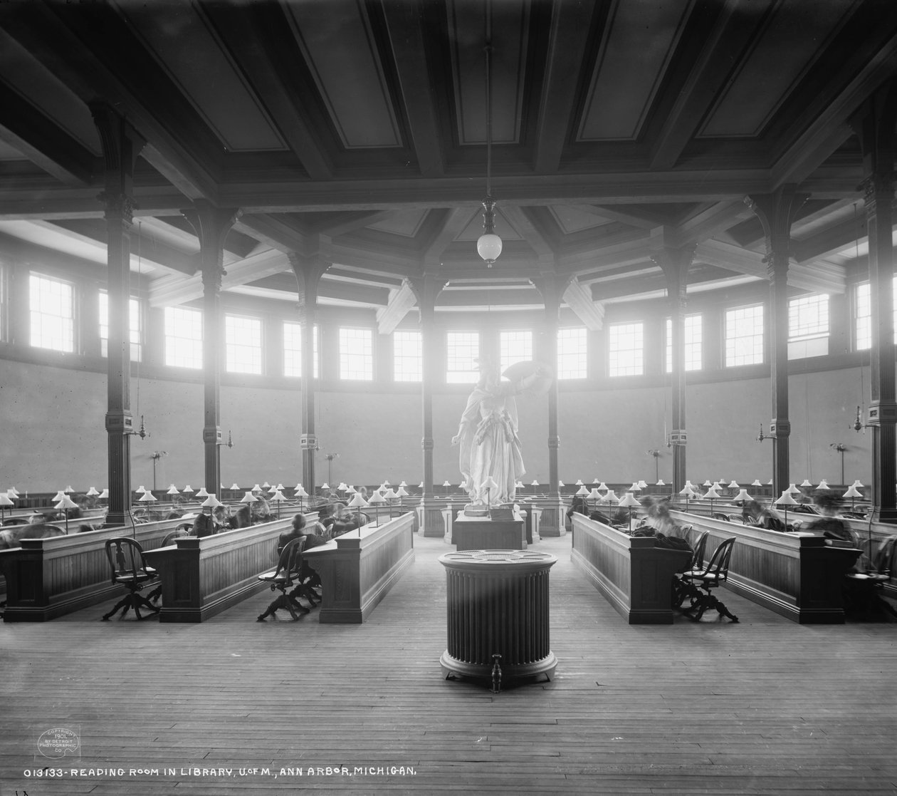Sala di lettura in biblioteca, Università del Michigan, Ann Arbor, Michigan, c.1901 da Detroit Publishing Co.