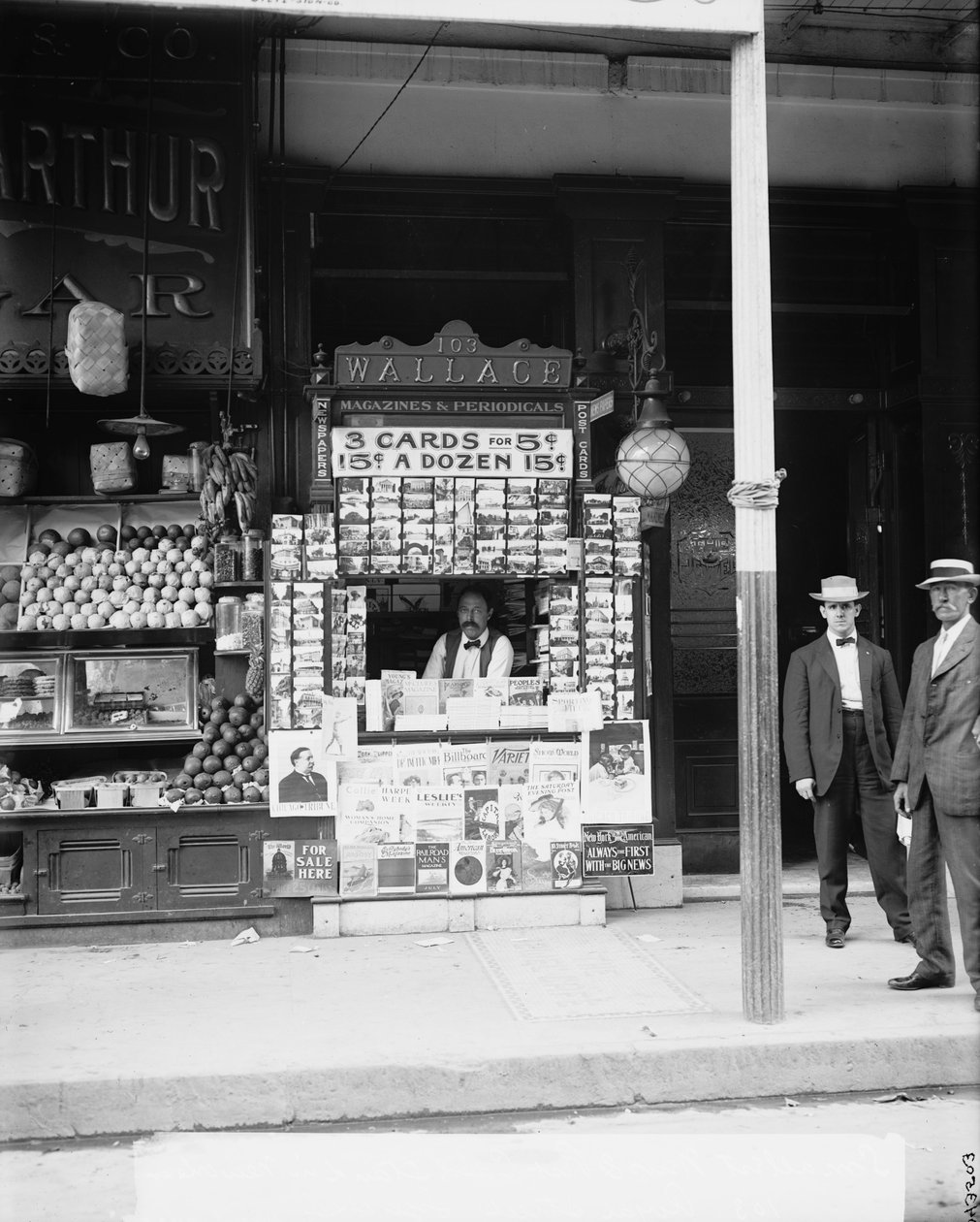 Il più piccolo stand di notizie e cartoline a New Orleans, La., 103 Royal Street da Detroit Publishing Co.