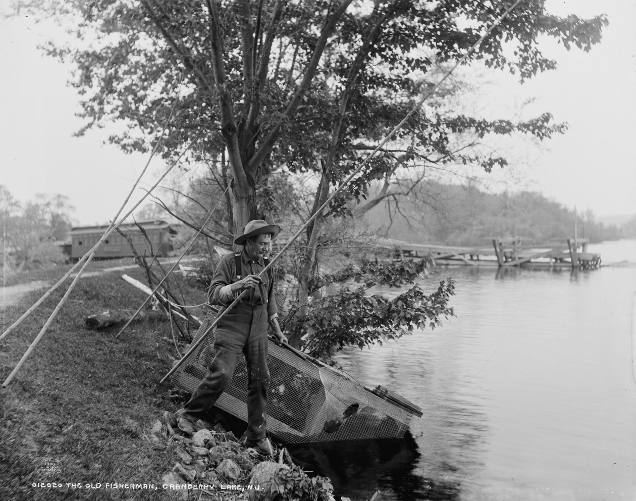 Il Vecchio Pescatore, Cranberry Lake, N.J., c.1900 da Detroit Publishing Co.