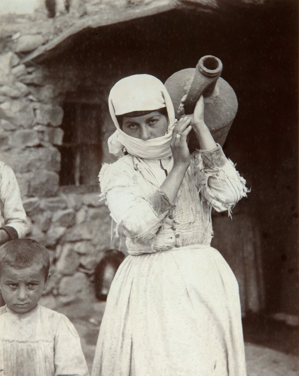 Ragazza di campagna armena, Yerevan, Armenia, 1880s da Dmitri Ivanovich Yermakov