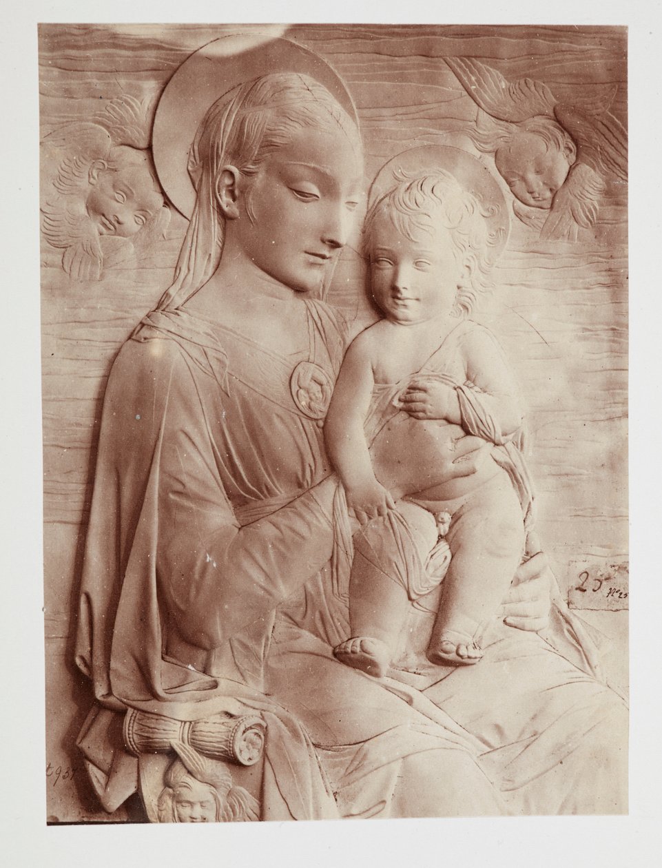 Vergine e Bambino, di Donatello da Donatello