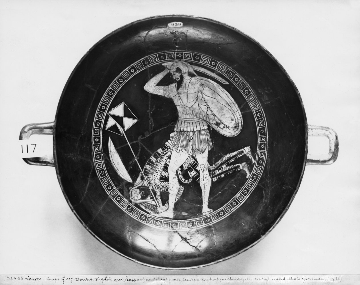 Coppa a figure rosse attica raffigurante un oplita greco che batte un soldato persiano caduto che tiene uno stendardo, c.490 a.C. da Douris