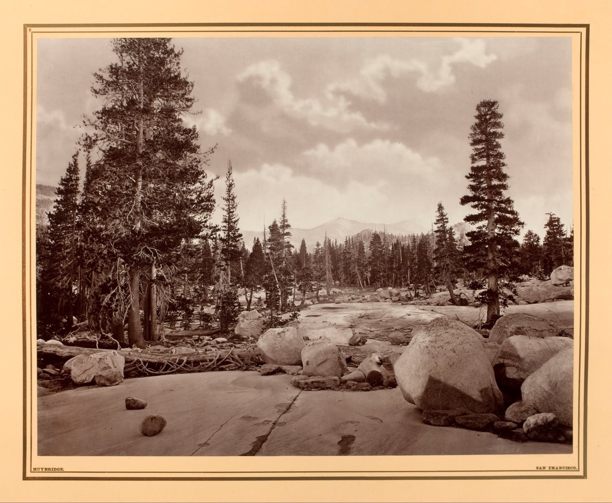 Antico canale glaciale. Lago Tenaya. Montagne della Sierra Nevada. da Eadweard Muybridge
