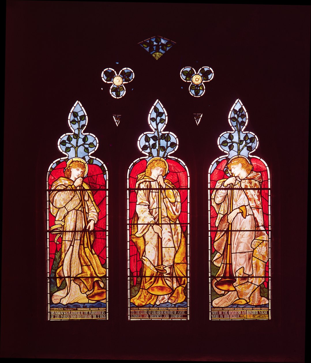 Tre Angeli Trombettieri, finestra della navata sud, realizzata da Morris, Marshall, Faulkner e Co. da Edward Burne Jones