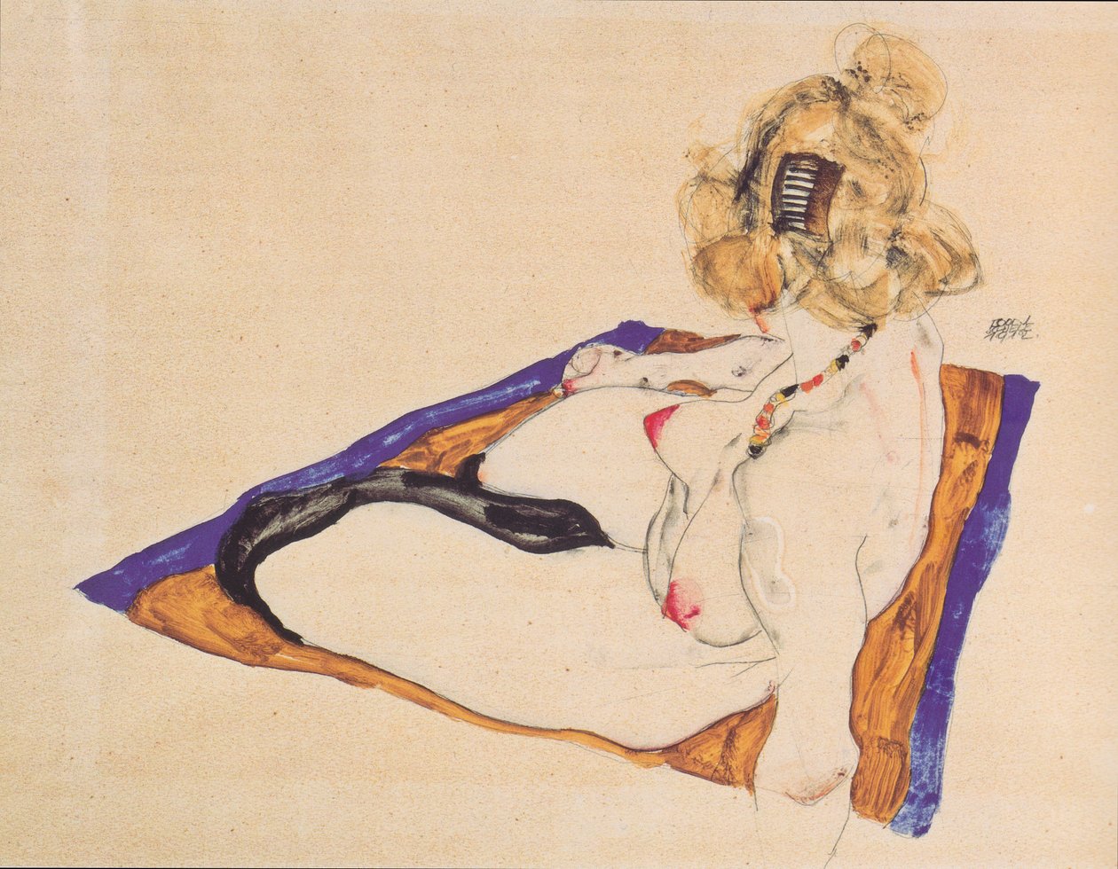 Modella bionda nuda seduta su un panno marrone da Egon Schiele