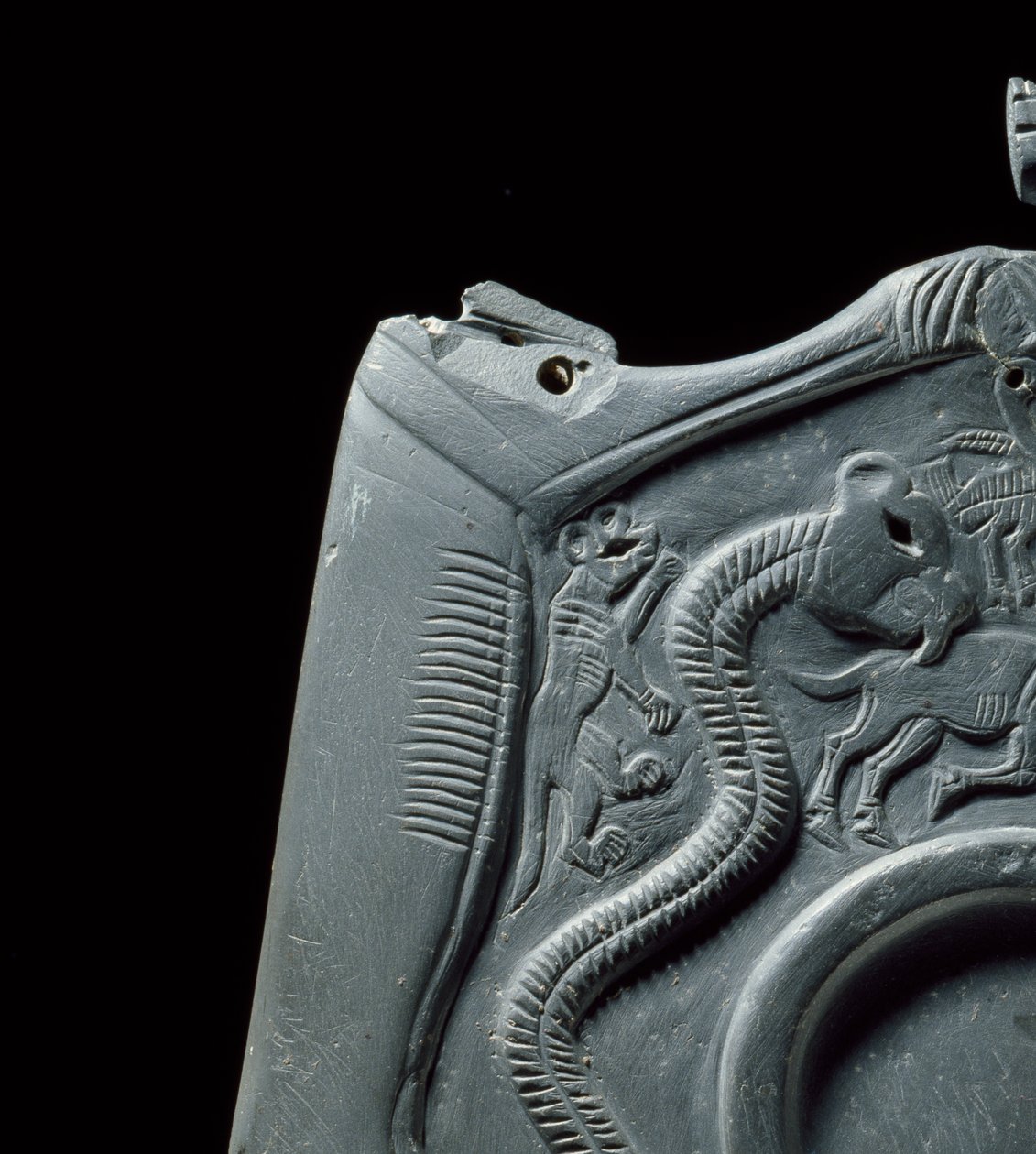 Paletta cerimoniale con serbatoio per macinare il trucco per gli occhi, circondata da animali scolpiti, dal Deposito Principale, Hierakonpolis, Egiziano, c.3000 a.C. (dettaglio) da Egyptian