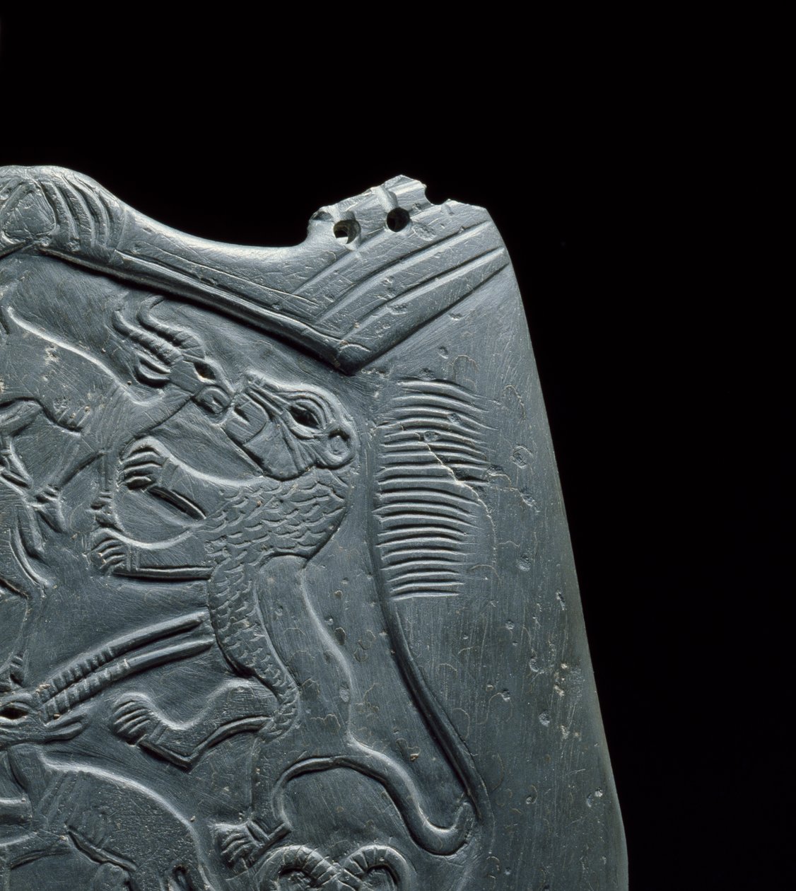 Paletta cerimoniale con serbatoio per macinare il trucco per gli occhi, circondata da animali scolpiti, dal Deposito Principale, Hierakonpolis, Egiziano, c.3000 a.C. (dettaglio) da Egyptian