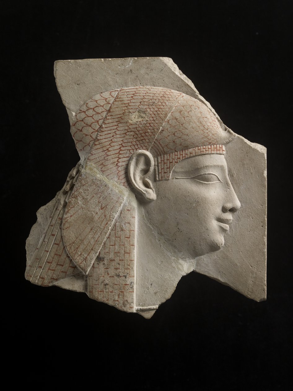 Pezzo di prova dello scultore che mostra una testa di profilo di Iside o una regina tolemaica come Iside, dettagli disegnati in rosso, probabilmente c.332-30 a.C. (calcare) da Egyptian