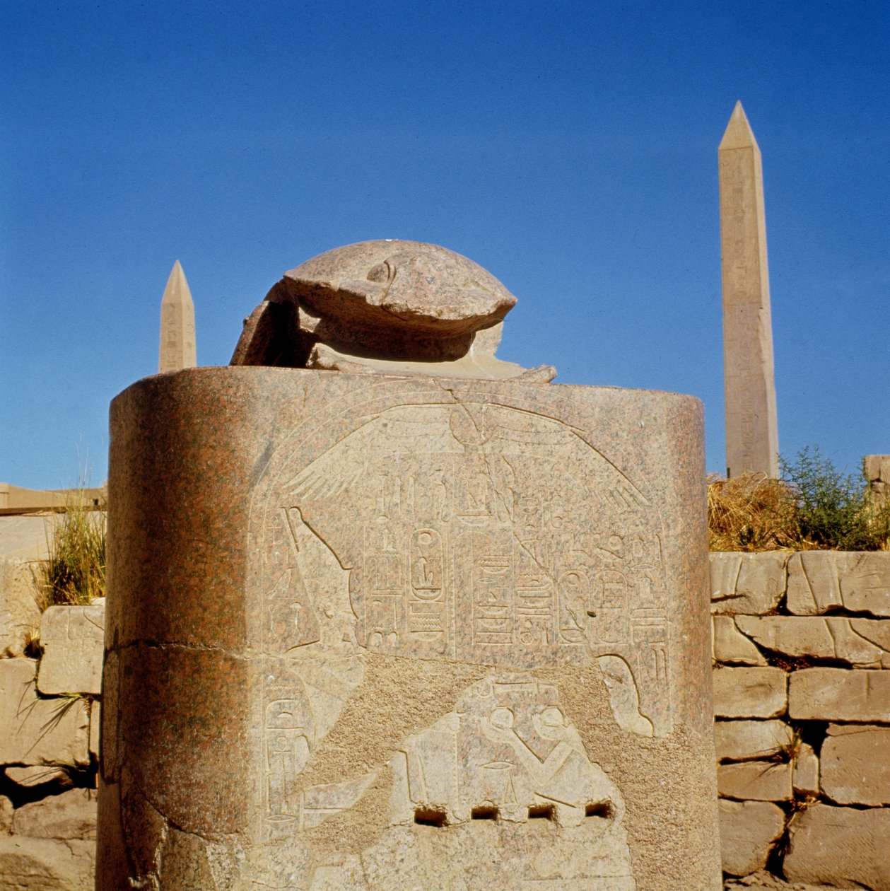 Statua dello scarabeo sacro nel Tempio di Amon, eretta da Amenhotep III e dedicata al dio sole Atum-Kheperre, Nuovo Regno da Egyptian 18th Dynasty