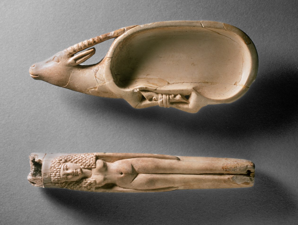 Tubo per kohl a forma di donna nuda e piatto cosmetico a forma di stambecco con zampe legate, dalla Tomba 562, Qau da Egyptian 19th Dynasty