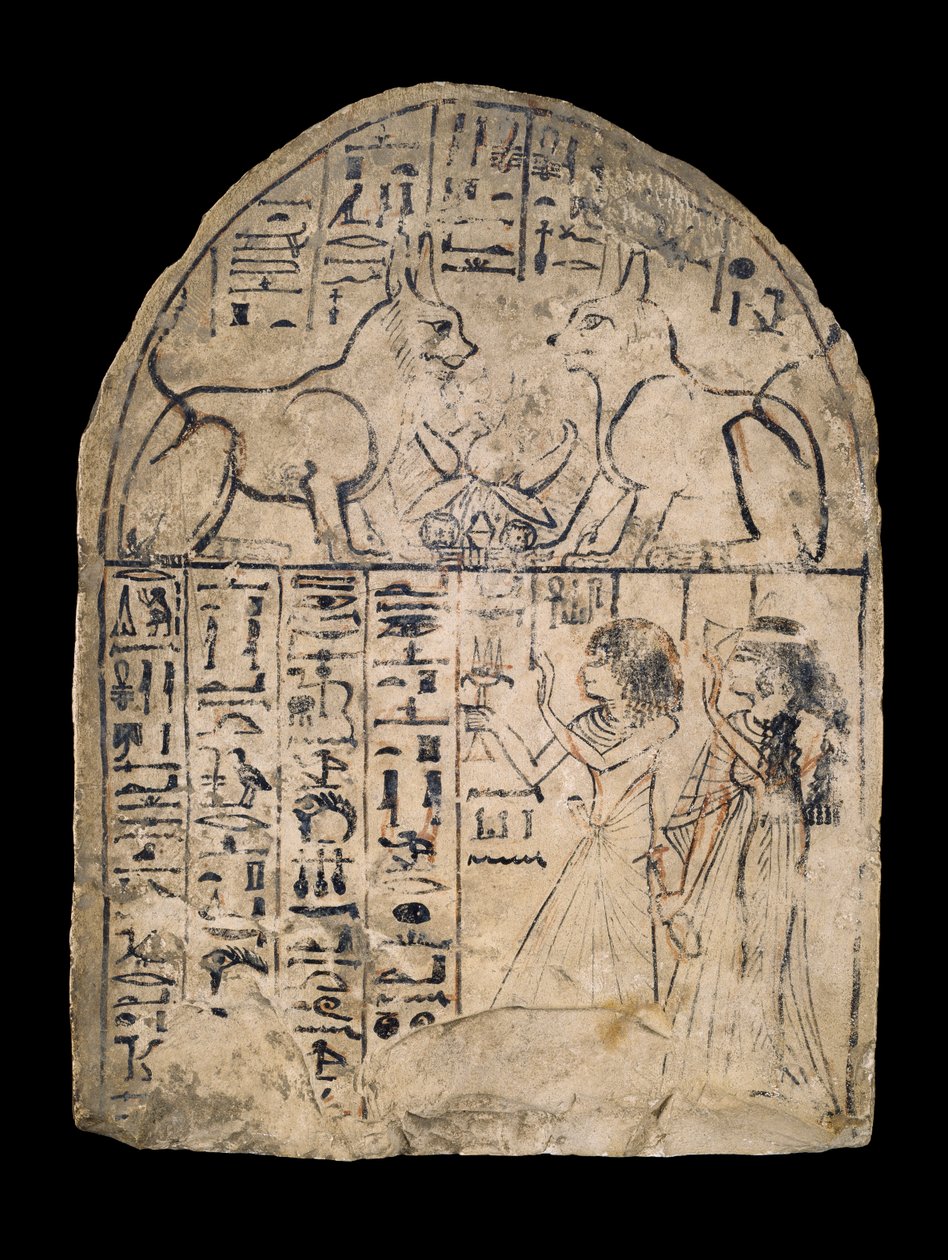 Stele che mostra un uomo e una donna che adorano due gatti, manifestazioni dei due aspetti del dio sole, Re e Atum, trovata a Deir el-Medina da Egyptian 19th Dynasty