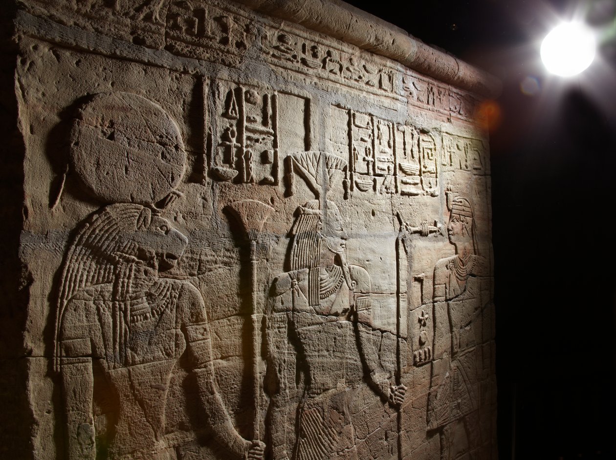 Rilievo su un santuario eretto dal Faraone Taharqa nel cortile del Tempio di Amon costruito da lui a Kawa in Nubia, XXV Dinastia, Periodo Tardo, 690-64 a.C. (dettaglio) da Egyptian 25th Dynasty