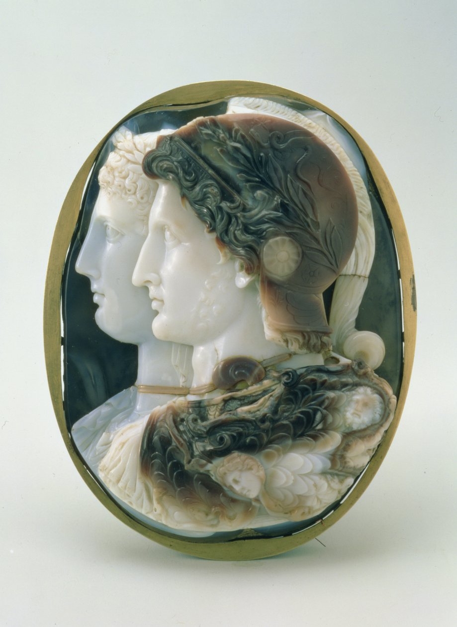 Il cammeo Gonzaga, raffigurante Tolomeo II Filadelfo (285-246 a.C.) e sua moglie Arsinoe ritratti come dei del pantheon greco, realizzato ad Alessandria, III secolo a.C. da Egyptian Ptolemaic Period