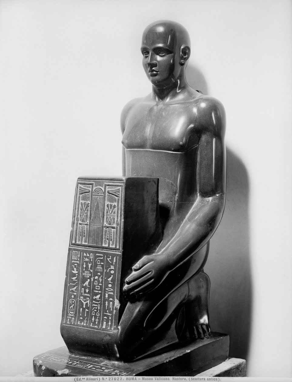 Statua naofora di un uomo (basalto) da Egyptian